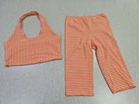 Ensemble 3 pièces de loungewear rayé avec logo personnalisé pour femme, comprenant un crop top dos nu, un pantalon capri et un bas sans manches, en coton et élasthanne, OEM