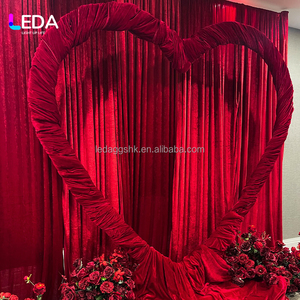 Fondo Decorativo LEDA de Lujo con Corte de Corazón Rojo, Tela Elegante para Propuesta de Matrimonio, Boda, Evento de Alta Gama - Product Image 2