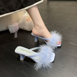 รองเท้าส้นหนาแบบขนเฟอร์ สไตล์แฟรี่ หัวเหลี่ยม ส้นสูงสำหรับผู้หญิง รุ่นใหม่ล่าสุดสำหรับฤดูร้อน เปิดนิ้วเท้า แฟชั่นสไตล์ฝรั่งเศส - Product Image 3