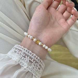 สร้อยข้อมือมุกเงินแท้ S925 ประดับจี้ดอกไม้สีทองสำหรับผู้หญิงใส่ได้ทุกวัน - Product Image 4