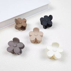 <span class=keywords><strong>Pince</strong></span> à cheveux européenne américaine douce 4cm fleur moyenne fleur de prunier <span class=keywords><strong>pince</strong></span> à cheveux vente chaude accessoire de cheveux demi-attachés lait café plastique - Product Image 2