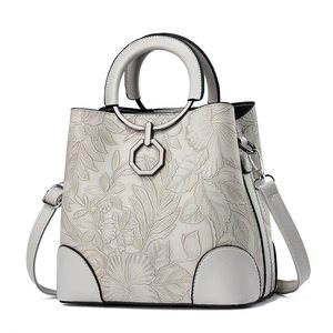 Sacs à main pour femmes en cuir PU brillant de haute qualité, à bandoulière, avec pendentif fleur, vente en gros - Product Image 1