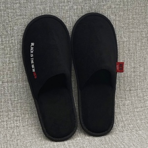 OEM çevre dostu siyah mercan polar kapalı ayak otel terliği EPE kaymaz taban tek kullanımlık yumuşak baskılı özel Logo seyahat odası - Product Image 1