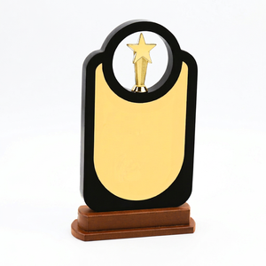 Trophée étoile avec finition plaquée or et cadre noir pour récompenses sportives et de jeux - Product Image 1