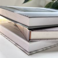 Livre de table basse personnalisé de haute qualité avec couverture rigide, imprimé sur papier cartonné et offset, couleurs personnalisées et finition estampée à chaud