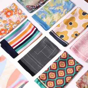 EDGE Foulard carré en satin à rayures arc-en-ciel moderne personnalisé pour femme, doux comme <span class=keywords><strong>de</strong></span> la <span class=keywords><strong>soie</strong></span>, accessoire <span class=keywords><strong>de</strong></span> mode pour le cou - Product Image 3