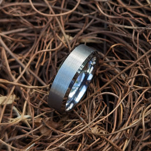 Anillo de tungsteno liso cepillado gris Gunmetal 8mm Borde biselado de alto pulido Anillo TIZTI Anillo de boda de titanio de tungsteno - Product Image 3