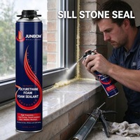 Mousse PU rouge JUNBOM pour l'installation de portes, l'étanchéité des joints et le remplissage des espaces, idéale pour les projets de façade et les joints muraux.