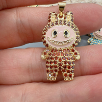 Vente en gros de pendentifs et breloques personnalisés Labubu en forme de personnage de dessin animé, plaqués or 18 carats, avec zircon et cristal, tendance, pour la fabrication de bijoux de mariage