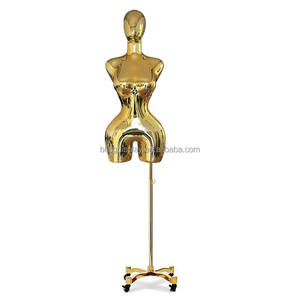 Maniquí de Medio Cuerpo Curvo Dorado con Efecto Espejo, Busto Grande, Talla Grande, Modelo Femenino Brasileño con Cadera Ancha y Cabeza Dorada - Product Image 2