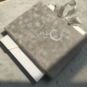 Couverture de carte d'invitation de mariage en velours avec fil d'argent. Personnalisation et impression d'invitations en acrylique. Invitation de mariage - Product Image 1