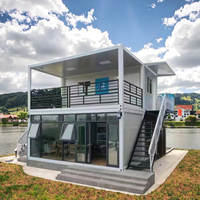 Villas avec design minimaliste, véranda et serres en verre à toit plat