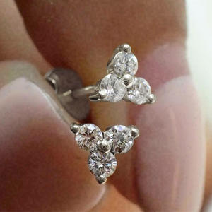 Pendientes Clásicos con Baño de Oro Blanco y Cristales Redondos de Diseño Geométrico para Uso Diario Femenino - Product Image 4