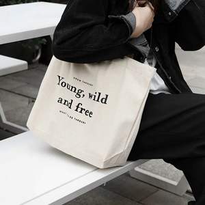 Grand sac fourre-tout oversize pour femmes le week-end Logo personnalisé en toile de coton noire avec motif de lettres à la mode - Product Image 4