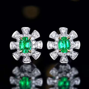 Pendientes Colgantes SGARIT con Esmeralda Natural de 1.25ct, Oro Sólido de 18K, Incrustados con 40 Diamantes y 48 Zafiros Blancos - Product Image 1