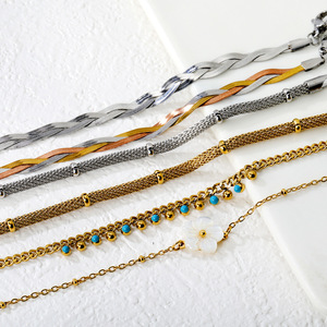 สร้อยข้อมือแฟชั่นประดับลูกปัด โซ่สแตนเลสลายดอกไม้ สำหรับผู้หญิง ของขวัญเครื่องประดับ - Product Image 1