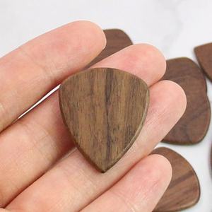 Regalo per il 5° Anniversario per Lui: Plettro per <span class=keywords><strong>Chitarra</strong></span> in Legno d'Ulivo Naturale Lucidato, Artigianato in Legno Ecologico Incidibile per Halloween - Product Image 6