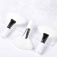 Mini pinceaux de maquillage blancs personnalisés professionnels ventilateur de visage en Fiber synthétique moelleux épais court pour l'application de correcteur