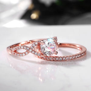 Anello di fidanzamento da donna F817 in oro rosa con diamante sintetico coltivato in laboratorio taglio brillante rotondo e fascia con pietre laterali - Product Image 4