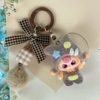 Porte-clés créatif 3D en forme de poupée floquée avec chapeau et nœud papillon, breloque de sac, accessoire de suspension pour clés de voiture et téléphone, vente en gros