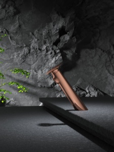 Robinet de lavabo de luxe en laiton massif, finition or rose brillant, design minimaliste avec poignée latérale en forme de tube incliné et indicateur chaud/froid - Product Image 3