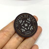 Logo personnalisé par transfert de chaleur impression 3D en nylon gaufré à repasser sur des étiquettes de taille lavables repliées sur l'extrémité