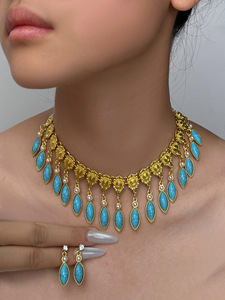 Ensemble de bijoux 2 pièces : Collier ras-du-cou rétro doré à motif floral et boucles d'oreilles pendantes assorties, avec perles de cristal noir, cadeau unique - Product Image 2