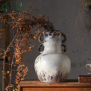 Vase en résine style Wabi Sabi avec poignées, design antique vieilli pour la décoration intérieure, arrangement de fleurs séchées - Product Image 1