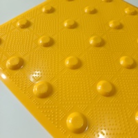 Dalles Tactiles Rigides en ABS Jaune à Points et Barres 300x300x10mm Antidérapantes Vente Directe Usine pour Projets d'Aéroports et Bâtiments Gouvernementaux