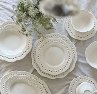 Set Perlengkapan Makan Keramik Putih Bergaya Victoria Prancis dengan Renda Berlubang, Termasuk Piring Dessert, Mangkuk Sup, Piring Makan, Cangkir, dan Tatakan