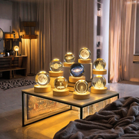 Lampe de nuit en boule de cristal 3D, LED, à brancher, lumière blanche chaude, lampe ronde, base en bois, décoration de chambre à coucher, cadeau