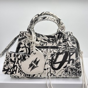 Borsa Tote Grande con Design <span class=keywords><strong>Graffiti</strong></span>, Tracolla Stile Biker Vintage, Dettaglio Rivetti, Chiusura con Cerniera, Fodera in Poliestere - Product Image 1