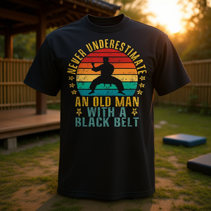 Ne sous-estimez jamais un vieil homme avec un t-shirt rétro à ceinture noire - Product Image 3