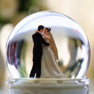 3D sfera di neve artigianale in resina personalizzata modello di coppia di sposini scultura scena di nozze arte Display <span class=keywords><strong>da</strong></span> tavolo ornamenti Souvenir romantico - Product Image 5