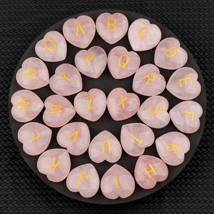 Cristal curativo 26 letras del alfabeto amor corazón cuarzo rosa Puff corazón bolsillo piedra preocupación piedra corazón tallado para decoración del hogar - Product Image 1