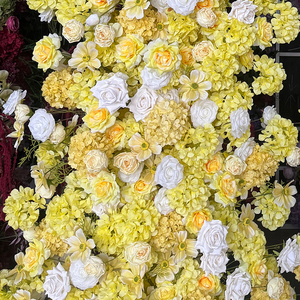 Conjunto de Columnas de Flores Artificiales con Flores Blancas y Amarillas Vibrantes para Ceremonia de Boda al Aire Libre - Product Image 3