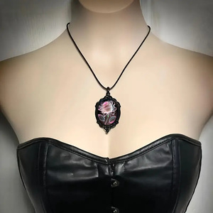 Collier pendentif en verre rose sexy transparent à motif de pétales de rose - Product Image 2