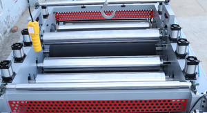 Machine de laminage automatique pour films PET/PVC et papier, laminage à froid et à chaud pour panneaux MDF/anti-feu, collage par rouleaux - Product Image 4