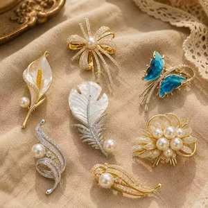 Spilla di Moda Pronta per la Spedizione, Splendida 3D Elegante con Perle, Farfalle, Fiori e <span class=keywords><strong>Foglie</strong></span>, Placcata Oro e <span class=keywords><strong>Argento</strong></span> - Product Image 1