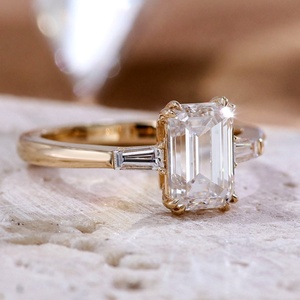 Anillo de Compromiso de Diamante Cultivado en Laboratorio con Certificación IGI, Piedra Principal de 2 Quilates, Corte Esmeralda, Oro Sólido de 14K, con 3 Piedras - Product Image 2