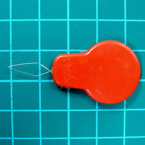 Enfile-aiguille en plastique DK-429 |   Enfile-aiguille en plastique rouge, simple et portable, outil de couture pour la broderie - Product Image 1