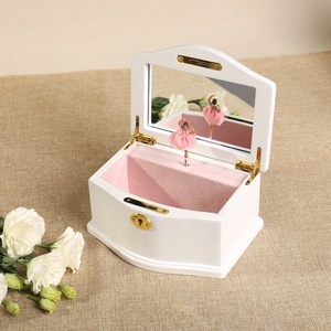 Scatola <span class=keywords><strong>Portagioie</strong></span> Musicale di Lusso Personalizzata Rosa, Nuovo <span class=keywords><strong>Design</strong></span> a Forma di Cavallo da Giostra, Scatola Musicale in Legno con Manovella - Product Image 6