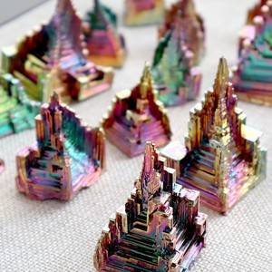 Vente en gros de cristaux de bismuth arc-en-ciel naturels Cristaux de bismuth minéral en forme de pyramide Feng Shui et de style moderne - Product Image 4