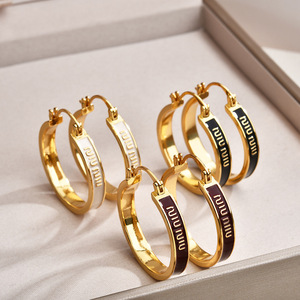 <span class=keywords><strong>Pendientes</strong></span> <span class=keywords><strong>de</strong></span> aro con esmalte <span class=keywords><strong>de</strong></span> efecto goteo <span class=keywords><strong>y</strong></span> encanto vintage. Un diseño minimalista, exquisito <span class=keywords><strong>y</strong></span> elegante <span class=keywords><strong>de</strong></span> lujo discreto para <span class=keywords><strong>el</strong></span> día a día. - Product Image 2