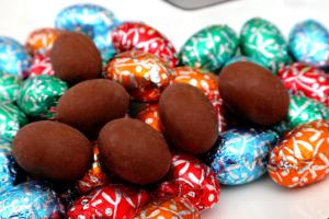 Boîte à œufs en <span class=keywords><strong>chocolat</strong></span> <span class=keywords><strong>noir</strong></span> amer solide KENLAIFU avec logo personnalisé OEM, 275 g, en vrac, pour Noël, Pâques, anniversaire, cadeaux d'entreprise - Product Image 6