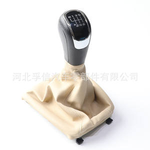 Cache-poussière en cuir pour pommeau de levier de vitesse manuel Skoda 5/6 vitesses, blanc cassé/noir - Product Image 2