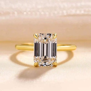 Anillo de Diamante Cultivado en Laboratorio con Corte Esmeralda de Alta Calidad, Chapado en Oro de 14K, Joyería Femenina para Uso Diario y en Ocasiones Especiales, Disponible para la Venta - Product Image 5
