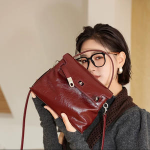 กระเป๋าหนังน้ำมันเคลือบเงาสไตล์เรโทรสำหรับผู้หญิง กระเป๋าสะพายไหล่ทรงสี่เหลี่ยมเล็กแบบเรียบง่ายและอเนกประสงค์ พร้อมตัวล็อคหนัง กระเป๋าเครื่องสำอางคุณภาพพรีเมียม - Product Image 1