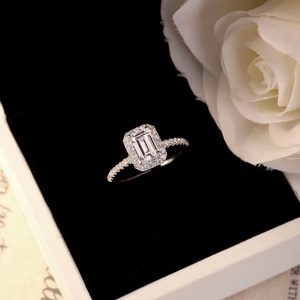 แหวนแต่งงานแบบคลาสสิกประดับเพชรเม็ดเดี่ยวทรงเหลี่ยมมรกต 1 กะรัต ทองคำแท้ 14K หรูหรา พร้อมใบรับรอง IGI และเพชรเพาะเลี้ยงในห้องปฏิบัติการ - Product Image 3