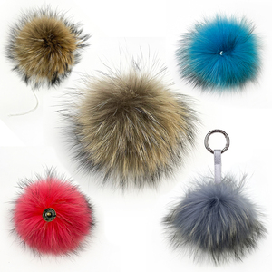 Offre Spéciale d'usine en vrac 13cm <span class=keywords><strong>pompon</strong></span> de raton laveur avec une corde pompons détachable moelleux vraie <span class=keywords><strong>fourrure</strong></span> de raton laveur boule garniture bonnets - Product Image 1